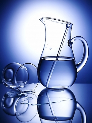 포토 JPG 스튜디오촬영 식기 생활용품 주방용품 조명 잔 실내 사람없음 세로 물 빛 반사 물병 유리막대 국내포토 자연요소 내부 막대 물통 오브젝트 파일형식