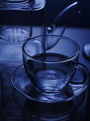 포토 JPG 스튜디오촬영 식기 음료 생활용품 주방용품 조명 잔 실내 그림자 사람없음 세로 빛 반사 찻잔 찻주전자 유리주전자 국내포토 유리 주전자 내부 오브젝트 파일형식