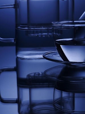 포토 JPG 스튜디오촬영 식기 음료 생활용품 주방용품 조명 잔 실내 그림자 사람없음 세로 빛 반사 찻잔 찻주전자 유리주전자 국내포토 유리 주전자 내부 오브젝트 파일형식