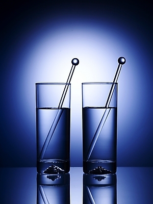 포토 JPG 스튜디오촬영 식기 음료 생활용품 주방용품 조명 잔 실내 사람없음 세로 물 빛 반사 유리막대 국내포토 자연요소 내부 막대 오브젝트 파일형식