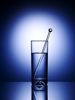 포토 JPG 스튜디오촬영 식기 음료 생활용품 주방용품 조명 잔 실내 사람없음 세로 물 빛 반사 유리막대 국내포토 자연요소 내부 막대 오브젝트 파일형식