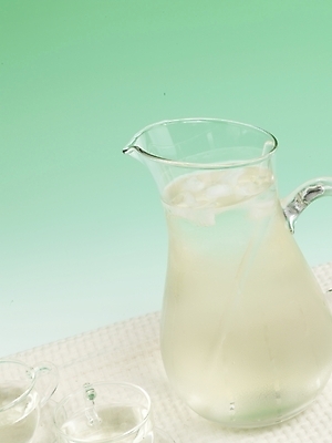 포토 JPG 스튜디오촬영 음료 생활용품 실내 근접촬영 사람없음 세로 물 얼음 찻잔 물병 국내포토 자연요소 뷰포인트 잔 내부 물통 오브젝트 파일형식