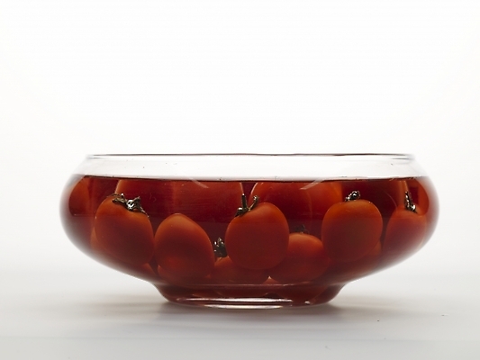 포토 JPG 스튜디오촬영 식물 그릇 음식 토마토 채소 방울토마토 실내 근접촬영 사람없음 가로 빨간색 물 여러개 유리그릇 국내포토 자연요소 식기 뷰포인트 컬러 다수 유리 내부 파일형식