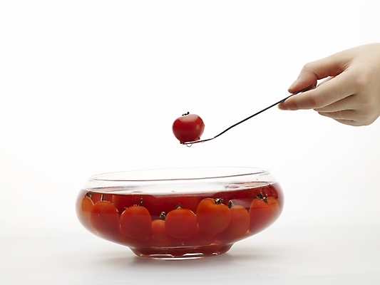 포토 JPG 스튜디오촬영 식물 그릇 손 음식 토마토 채소 방울토마토 실내 근접촬영 신체부위 가로 빨간색 물 숟가락 여러개 티스푼 유리그릇 국내포토 자연요소 식기 뷰포인트 컬러 다수 유리 수저 사람 내부 파일형식