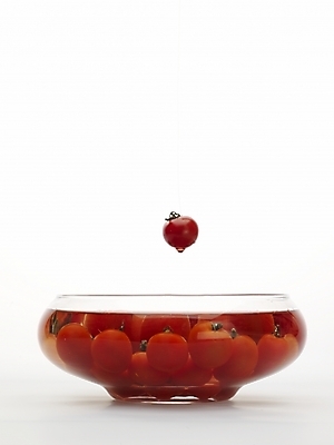 포토 JPG 스튜디오촬영 식물 그릇 음식 토마토 채소 방울토마토 실내 근접촬영 사람없음 빨간색 세로 물 여러개 떨어짐 유리그릇 국내포토 자연요소 식기 뷰포인트 컬러 다수 컨셉 유리 내부 파일형식