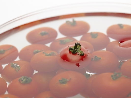 포토 JPG 스튜디오촬영 식물 그릇 음식 토마토 채소 방울토마토 실내 근접촬영 사람없음 가로 빨간색 물 하이앵글 여러개 유리그릇 국내포토 자연요소 식기 뷰포인트 컬러 다수 유리 내부 파일형식