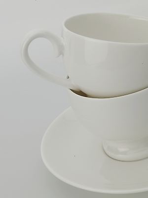 포토 JPG 스튜디오촬영 식기 생활용품 주방용품 실내 근접촬영 사람없음 세로 인테리어 흰색 커피잔 찻잔 컵받침 국내포토 디자인 커피 뷰포인트 컬러 잔 내부 받침대 오브젝트 파일형식