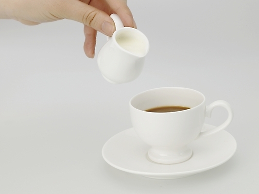 포토 JPG 스튜디오촬영 손 커피 음료 음식 실내 누끼 신체부위 커피잔 찻잔 크림 크리머 국내포토 잔 사람 내부 파일형식