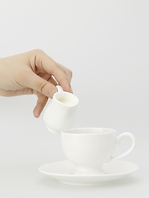 포토 JPG 스튜디오촬영 손 커피 음료 음식 실내 신체부위 커피잔 찻잔 크림 크리머 국내포토 잔 사람 내부 파일형식