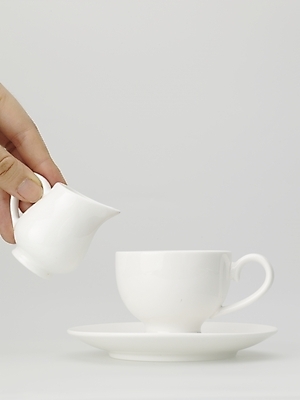 포토 JPG 손 커피 음료 음식 실내 신체부위 커피잔 찻잔 크리머 국내포토 잔 사람 내부 파일형식