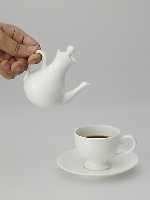 포토 JPG 스튜디오촬영 손 커피 음료 음식 실내 신체부위 커피잔 찻잔 크리머 국내포토 잔 사람 내부 파일형식