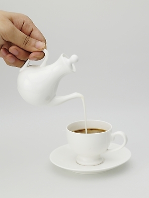 포토 JPG 스튜디오촬영 손 커피 음료 음식 실내 신체부위 커피잔 찻잔 크림 크리머 국내포토 잔 사람 내부 파일형식