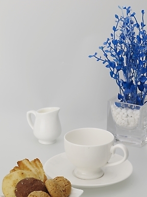 포토 JPG 스튜디오촬영 접시 커피 음식 생활용품 실내 사람없음 세로 갈색 쿠키 과자 빵집 흰색 커피잔 찻잔 컵받침 오브젝트 크리머 아쿠아미니화병 국내포토 식기 음료 컬러 디저트 잔 내부 상점 받침대 파일형식