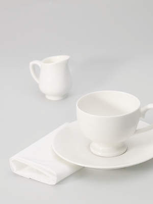 포토 JPG 스튜디오촬영 식기 생활용품 탁자 주방용품 실내 사람없음 세로 인테리어 흰색 커피잔 찻잔 컵받침 냅킨 크리머 국내포토 디자인 커피 컬러 가구 잔 내부 받침대 오브젝트 파일형식