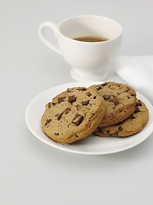 포토 JPG 스튜디오촬영 접시 커피 음식 탁자 실내 사람없음 세로 갈색 쿠키 과자 흰색 커피잔 찻잔 컵받침 냅킨 국내포토 식기 음료 컬러 가구 디저트 잔 내부 받침대 파일형식