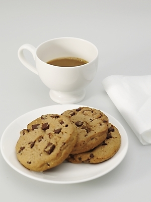 포토 JPG 스튜디오촬영 접시 커피 음식 탁자 실내 사람없음 세로 갈색 쿠키 과자 흰색 커피잔 찻잔 컵받침 냅킨 국내포토 식기 음료 컬러 가구 디저트 잔 내부 받침대 파일형식