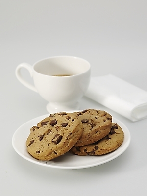 포토 JPG 스튜디오촬영 접시 커피 음식 탁자 실내 누끼 사람없음 세로 갈색 쿠키 과자 흰색 커피잔 찻잔 컵받침 냅킨 국내포토 식기 음료 컬러 가구 디저트 잔 내부 받침대 파일형식