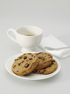 포토 JPG 스튜디오촬영 접시 커피 음식 탁자 실내 누끼 사람없음 세로 갈색 쿠키 과자 숟가락 흰색 커피잔 찻잔 티스푼 컵받침 냅킨 국내포토 식기 음료 컬러 가구 디저트 잔 수저 내부 받침대 파일형식