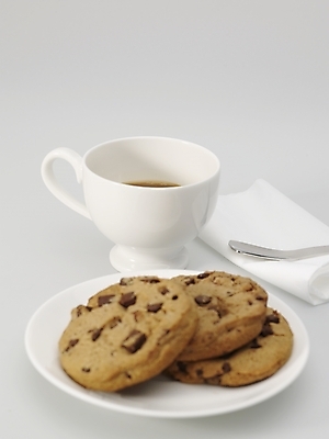 포토 JPG 스튜디오촬영 접시 커피 음식 탁자 실내 누끼 사람없음 세로 갈색 쿠키 과자 숟가락 흰색 커피잔 찻잔 티스푼 컵받침 냅킨 국내포토 식기 음료 컬러 가구 디저트 잔 수저 내부 받침대 파일형식