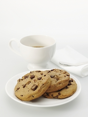 포토 JPG 스튜디오촬영 접시 커피 음식 탁자 실내 누끼 사람없음 세로 갈색 쿠키 과자 숟가락 흰색 커피잔 찻잔 티스푼 컵받침 냅킨 국내포토 식기 음료 컬러 가구 디저트 잔 수저 내부 받침대 파일형식