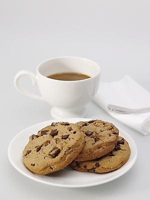 포토 JPG 스튜디오촬영 접시 커피 음식 탁자 실내 누끼 사람없음 세로 갈색 쿠키 과자 숟가락 흰색 커피잔 찻잔 티스푼 컵받침 냅킨 국내포토 식기 음료 컬러 가구 디저트 잔 수저 내부 받침대 파일형식