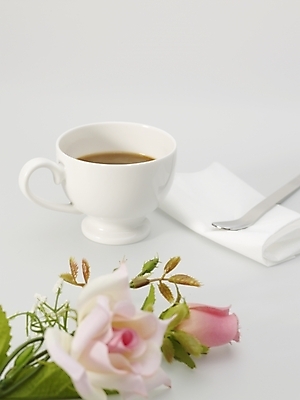 포토 JPG 스튜디오촬영 꽃 커피 음료 음식 분홍색 실내 사람없음 초록색 장미 숟가락 커피잔 찻잔 티스푼 냅킨 국내포토 식물 컬러 잔 수저 내부 파일형식