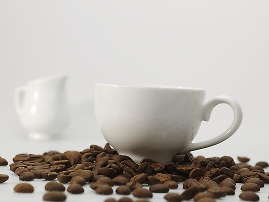 포토 JPG 스튜디오촬영 커피 음료 실내 근접촬영 사람없음 갈색 원두 흰색 커피잔 찻잔 원두커피 크리머 국내포토 뷰포인트 컬러 잔 내부 파일형식