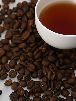 포토 JPG 스튜디오촬영 커피 음료 실내 근접촬영 사람없음 하이앵글 갈색 원두 흰색 커피잔 찻잔 원두커피 국내포토 뷰포인트 컬러 잔 내부 파일형식