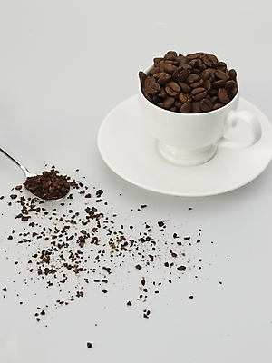 포토 JPG 스튜디오촬영 커피 실내 사람없음 하이앵글 갈색 숟가락 원두 흰색 커피잔 찻잔 티스푼 컵받침 원두커피 커피가루 국내포토 음료 뷰포인트 컬러 잔 수저 내부 가루 받침대 파일형식