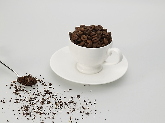 포토 JPG 스튜디오촬영 커피 실내 누끼 사람없음 갈색 숟가락 원두 흰색 커피잔 찻잔 티스푼 컵받침 원두커피 커피가루 국내포토 음료 컬러 잔 수저 내부 가루 받침대 파일형식