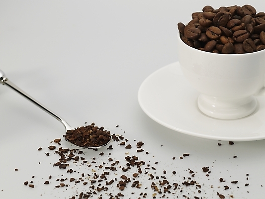 포토 JPG 스튜디오촬영 커피 실내 사람없음 갈색 숟가락 원두 흰색 커피잔 찻잔 티스푼 컵받침 원두커피 커피가루 국내포토 음료 컬러 잔 수저 내부 가루 받침대 파일형식