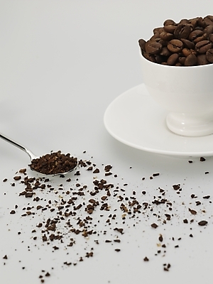 포토 JPG 스튜디오촬영 커피 실내 사람없음 갈색 숟가락 원두 흰색 커피잔 찻잔 티스푼 컵받침 원두커피 커피가루 국내포토 음료 컬러 잔 수저 내부 가루 받침대 파일형식