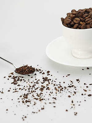포토 JPG 스튜디오촬영 커피 실내 사람없음 갈색 숟가락 원두 흰색 커피잔 찻잔 티스푼 컵받침 원두커피 커피가루 국내포토 음료 컬러 잔 수저 내부 가루 받침대 파일형식