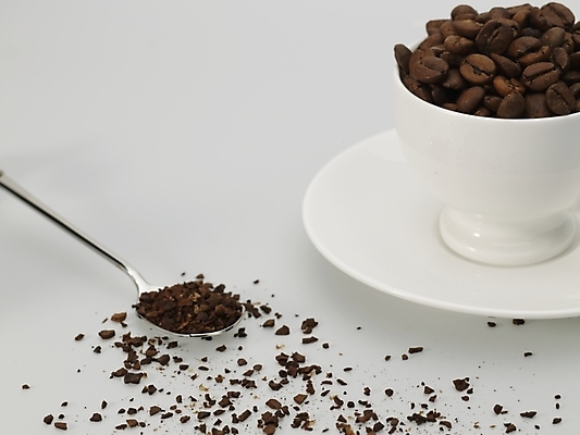 포토 JPG 스튜디오촬영 커피 실내 근접촬영 사람없음 하이앵글 갈색 숟가락 원두 흰색 커피잔 찻잔 티스푼 컵받침 원두커피 커피가루 국내포토 음료 뷰포인트 컬러 잔 수저 내부 가루 받침대 파일형식