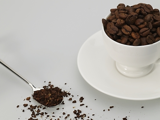 포토 JPG 스튜디오촬영 커피 실내 근접촬영 사람없음 하이앵글 갈색 숟가락 원두 흰색 커피잔 찻잔 티스푼 컵받침 원두커피 커피가루 국내포토 음료 뷰포인트 컬러 잔 수저 내부 가루 받침대 파일형식