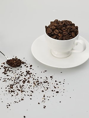포토 JPG 스튜디오촬영 커피 실내 사람없음 하이앵글 갈색 숟가락 원두 흰색 커피잔 찻잔 티스푼 컵받침 원두커피 커피가루 국내포토 음료 뷰포인트 컬러 잔 수저 내부 가루 받침대 파일형식