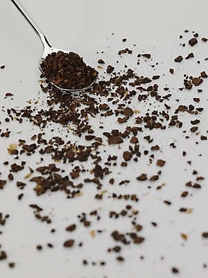 포토 JPG 스튜디오촬영 커피 실내 근접촬영 사람없음 하이앵글 갈색 숟가락 원두 흰색 티스푼 원두커피 커피가루 국내포토 음료 뷰포인트 컬러 수저 내부 가루 파일형식