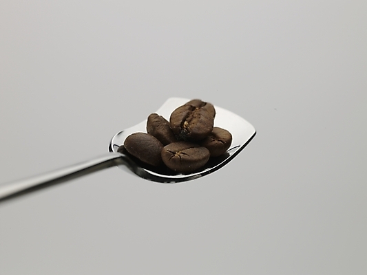 포토 JPG 스튜디오촬영 커피 생활용품 실내 누끼 근접촬영 사람없음 갈색 숟가락 원두 흰색 티스푼 원두커피 국내포토 음료 뷰포인트 컬러 수저 내부 오브젝트 파일형식