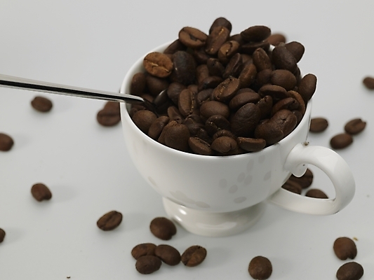 포토 JPG 스튜디오촬영 커피 실내 근접촬영 사람없음 하이앵글 갈색 숟가락 원두 흰색 커피잔 찻잔 티스푼 원두커피 국내포토 음료 뷰포인트 컬러 잔 수저 내부 파일형식