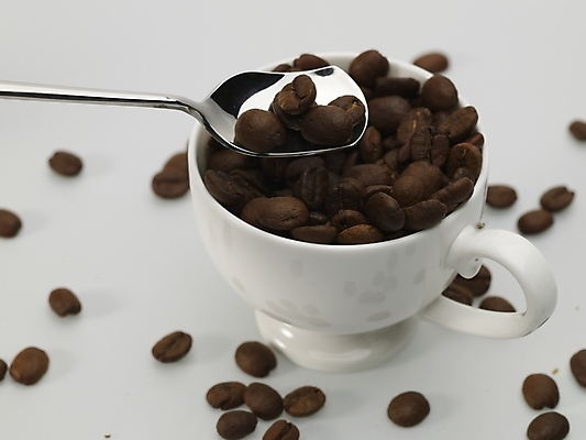 포토 JPG 스튜디오촬영 커피 실내 근접촬영 사람없음 갈색 숟가락 원두 흰색 커피잔 찻잔 티스푼 원두커피 국내포토 음료 뷰포인트 컬러 잔 수저 내부 파일형식