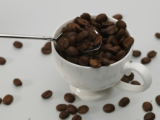 포토 JPG 스튜디오촬영 커피 실내 근접촬영 사람없음 하이앵글 갈색 숟가락 원두 흰색 커피잔 찻잔 티스푼 원두커피 국내포토 음료 뷰포인트 컬러 잔 수저 내부 파일형식