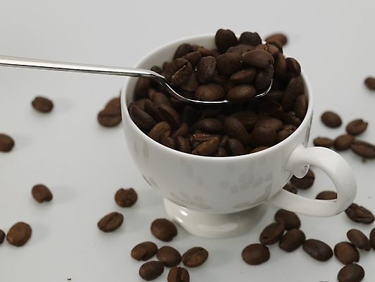 포토 JPG 스튜디오촬영 커피 실내 근접촬영 사람없음 하이앵글 갈색 숟가락 원두 흰색 커피잔 찻잔 티스푼 원두커피 국내포토 음료 뷰포인트 컬러 잔 수저 내부 파일형식