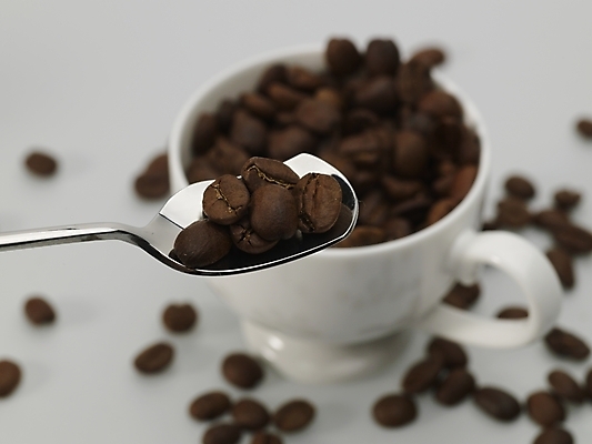 포토 JPG 스튜디오촬영 커피 실내 근접촬영 사람없음 아웃포커스 하이앵글 갈색 숟가락 원두 흰색 커피잔 찻잔 티스푼 원두커피 국내포토 음료 뷰포인트 컬러 잔 촬영기법 수저 내부 파일형식