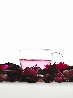 포토 JPG 스튜디오촬영 꽃잎 꽃 음료 음식 잔 실내 사람없음 장미 보라색 차 다기 장미차 국내포토 식물 식기 컬러 내부 다도 꽃차 파일형식