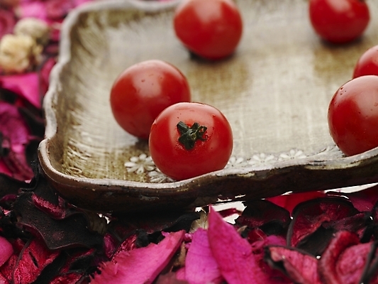포토 JPG 스튜디오촬영 식물 접시 꽃잎 음식 분홍색 토마토 방울토마토 실내 근접촬영 사람없음 가로 빨간색 하이앵글 장미 여러개 국내포토 식기 꽃 뷰포인트 컬러 다수 채소 내부 파일형식