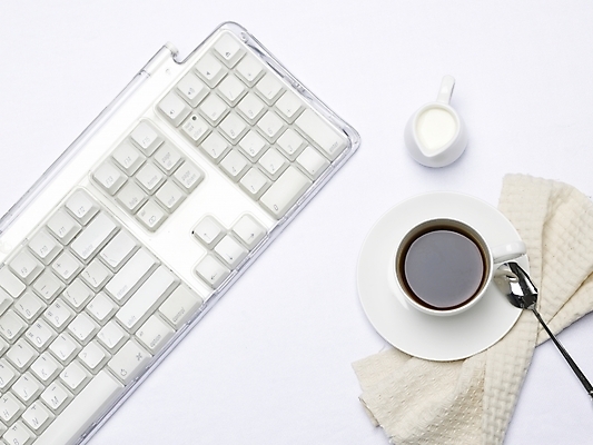 포토 JPG 스튜디오촬영 커피 음료 음식 비즈니스 탁자 실내 사람없음 하이앵글 숟가락 키보드 커피잔 찻잔 티스푼 크림 냅킨 크리머 국내포토 뷰포인트 가구 잔 수저 내부 파일형식