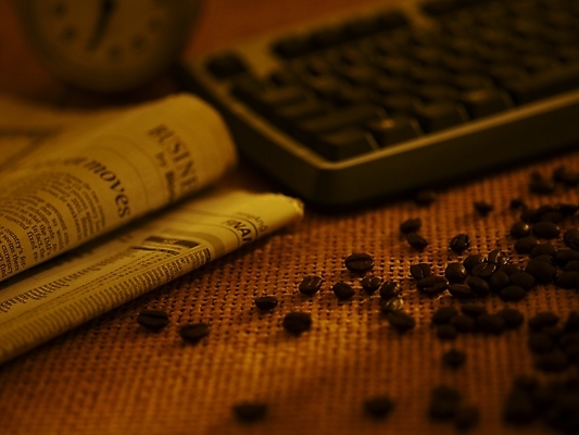 포토 JPG 스튜디오촬영 커피 실내 근접촬영 사람없음 갈색 원두 키보드 신문 원두커피 탁상시계 국내포토 음료 뷰포인트 시계 컬러 내부 간행물 뉴스 파일형식