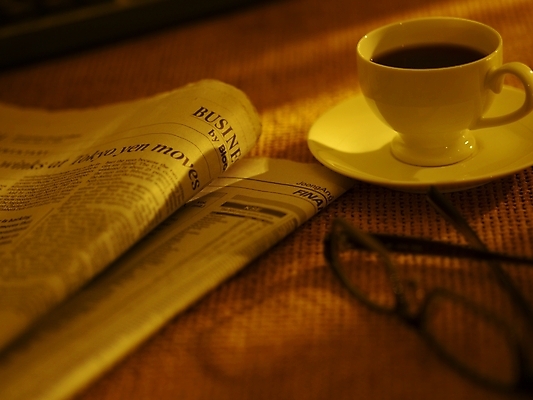 포토 JPG 스튜디오촬영 안경 커피 음료 음식 비즈니스 바닥 실내 그림자 근접촬영 사람없음 신문 커피잔 찻잔 국내포토 잡화 뷰포인트 잔 내부 간행물 뉴스 파일형식