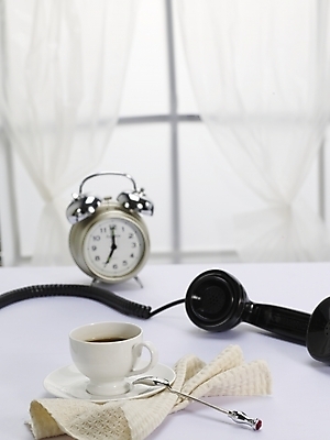 포토 JPG 스튜디오촬영 커피 음식 창문 탁자 실내 사람없음 숟가락 검은색 커튼 커피잔 찻잔 티스푼 전화기 수화기 냅킨 탁상시계 국내포토 음료 시계 컬러 가구 잔 수저 내부 파일형식