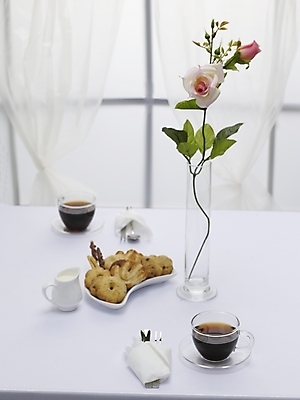 포토 JPG 스튜디오촬영 꽃 커피 음식 분홍색 포크 창문 탁자 실내 사람없음 초록색 쿠키 과자 숟가락 꽃병 커튼 커피잔 찻잔 티스푼 크림 냅킨 크리머 국내포토 식물 식기 음료 컬러 가구 디저트 잔 수저 내부 파일형식